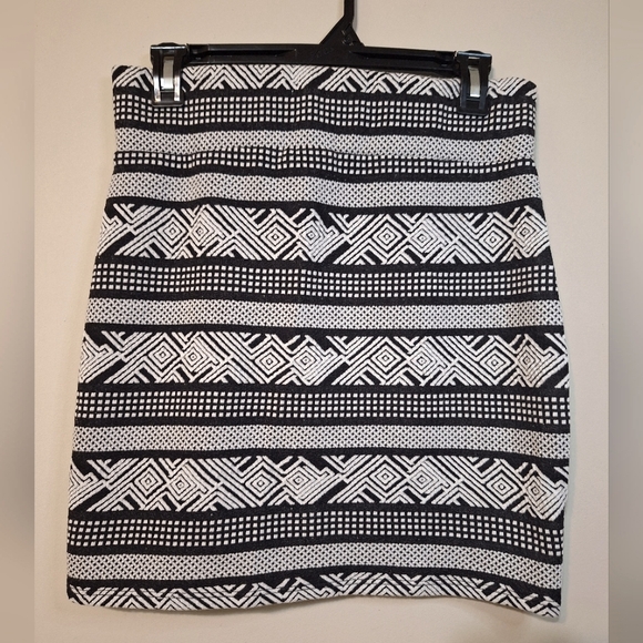 Kirra large women's black white boho geometric print mini skirt - Picture 2 of 4